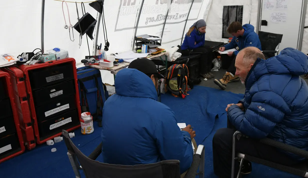 Suasana dalam klinik tenda Everest ER di Everest Base Camp, sekitar 140 Km timur laut Kathmandu, Nepal, 24 April 2018. (PRAKASH MATHEMA/AFP)