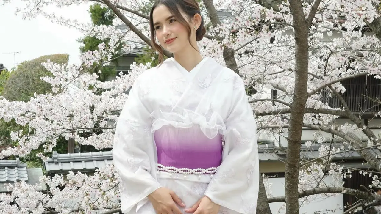 Tampilan Dreamy Sarah Menzel Berbalut Kimono di Jepang, Hadirkan Visual Musim Semi yang Sempurna