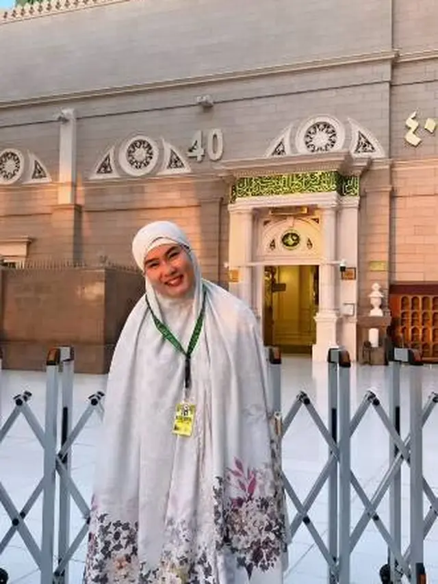 6 Potret Stevie Agnecya Jalani Umrah Pertama Kali Usai Menjadi Mualaf