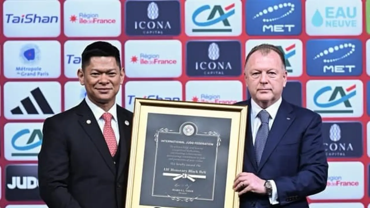 Ketua KOI Dapat Sabut Hitam dari Federasi Judo Internasional