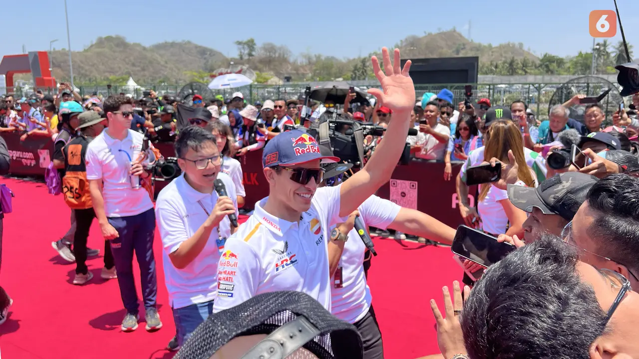 Foto: Melihat Kedekatan Pembalap dan Penggemar di Sirkuit Mandalika dalam Kegiatan MotoGP Hero Walk