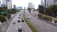 Kendaraan berlalu-lalang melintasi Jalan Tol Pancoran, Jakarta, Senin (12/9). Jalanan di Ibu Kota Jakarta tampak lengang pagi hingga menjelang siang karena warga sedang merayakan Idul Adha 1437 H. (Liputan6.com/Helmi Afandi)