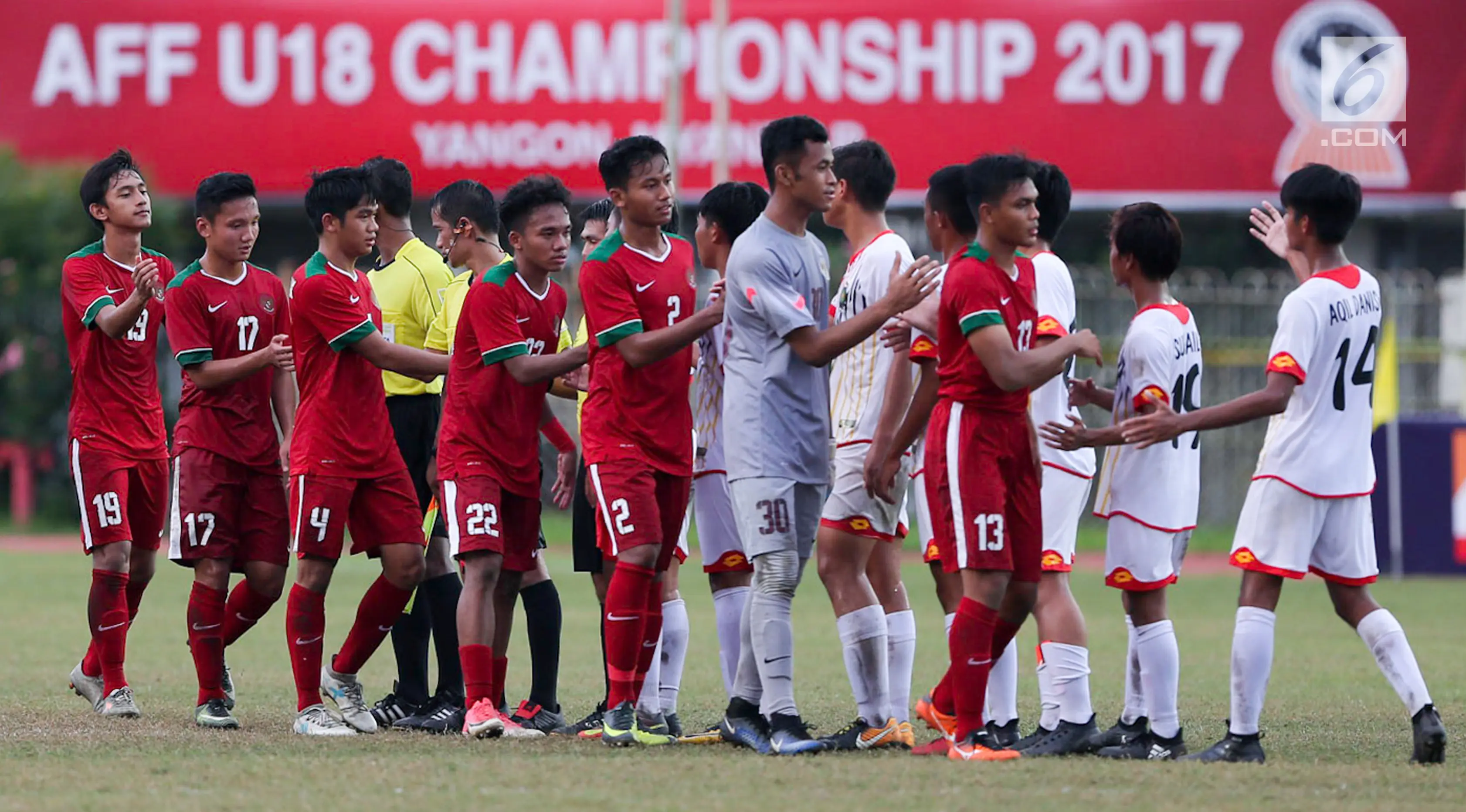 Pemain Timnas Indonesia U-19 bersalaman dengan pemain Brunei Darussalam pada laga Piala AFF U-18 di Stadion Thuwunna, Myanmar, Rabu (13/9/2017). Indonesia menang 8-0 atas Brunei Darussalam. (Liputan6.com/Yoppy Renato)