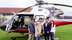 Berangkat menggunakan helikopter bersama Rizky Billar, ayahnya serta pengusaha muda Rudy Salim, rombongan ini mendarat di Stadion Badak Putih Cianjur. Sesampainya disana, rombongan ini akan memberikan sumbangan langsung sambil berkunjung ke tenda-tenda pengungsian dengan memberikan bantuan. (Liputan6.com/IG/@_rudysalim)