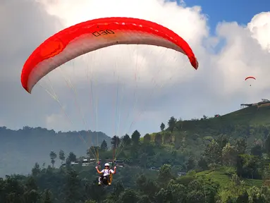 Atlet paralayang Indonesia Joni Efendi  saat nomor ketepatan mendarat (KTM) individual di Gunung Mas, Bogor (21/8).(merdeka.com/ Arie Basuki)