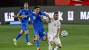 Gelandang Yunani, Petros Mantalos (kiri) berebut bola dengan gelandang Spanyol, Koke dalam laga Kualifikasi Piala Dunia 2022 Zona Eropa Grup B di Los Carmenes Stadium, Granada, Kamis (25/3/2021). Yunani bermain imbang 1-1 dengan Spanyol. (AP/Fermin Rodriguez)