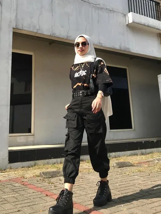 Gaya edgy lainnya yang bisa kamu tiru adalah gaya selebgram Adiva Selsa berikut ini. Padukan t-shirt dengan jogger pants model cargo, tambahkan  sepatu boots untuk tampilan yang lebih stunning. (Instagram/adiva.selsa)