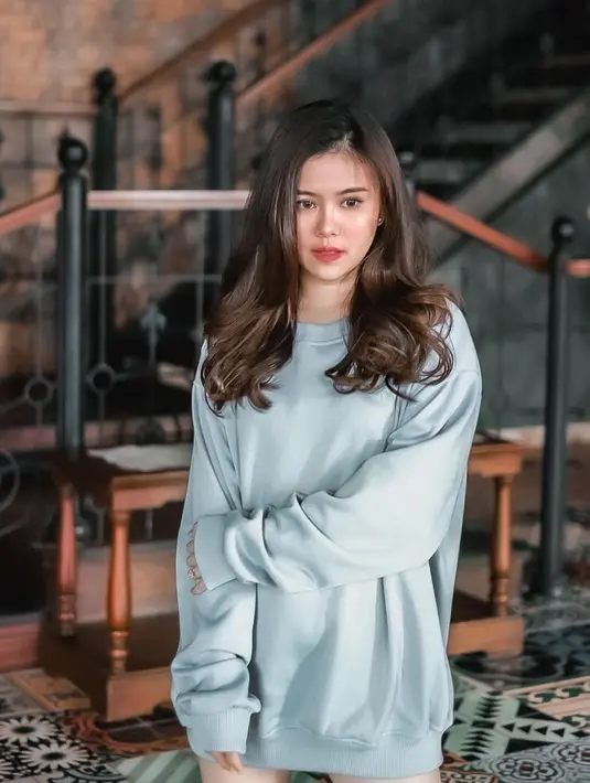 Gaya kasual seakan sudah menjadi andalan Melisa Hartanto. Saat hangout ia memilih tampil simpel. Kontestan Indonesian Idol ini terlihat keren dengan mengenakan jaket oversized. (Liputan6.com/IG/@melisahart_)