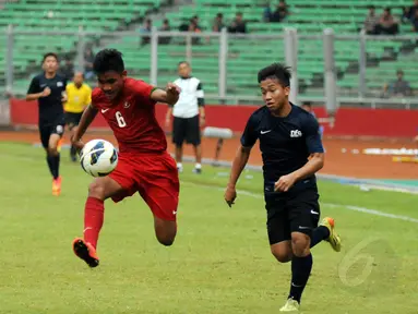 Timnas U-19 Indonesia unggul atas timnas U-19 Singapura 1-0 pada laga persahabatan di Stadion GBK Jakarta, (8/12/2014). (Liputan6.com/Helmi Fithriansyah)