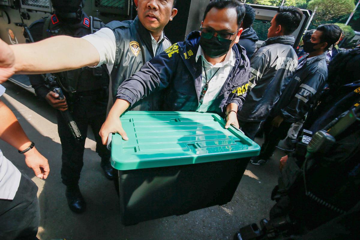Barang Bukti Penggeledahan Rumah Mewah Sentul Dibawa ke Polda Metro Jaya