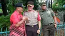 Kapolda Metro Jaya Irjen Pol M Iriawan bersama Pangdam Jaya Mayjen Teddy Lhaksmana bersalaman dengan warga di TPS 4 Gambir, Jakarta Pusat, Rabu (15/2). Kapolda bersama Pangdam memantau pelaksanaan Pilkada DKI 2017di sejumlah TPS. (Dok. Istimewa)