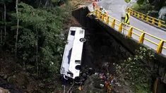 Petugas penyelamat melakukan evakuasi bus yang jatuh di jalan penghubung Medellin dan Bogota dekat San Luis, Provinsi Antiokia, Kolombia, 27 Desember 2021. Tujuh orang, termasuk seorang wanita hamil, tewas dan 20 lainnya luka-luka ketika sebuah bus terjun ke jurang. (Fredy BUILES/AFP)