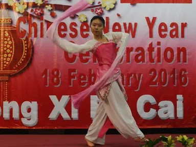 Penari beraksi pada pesta perayaan Tahun Baru Imlek 2567 yang diadakan Madame Xie Feng di Jakarta, Kamis (18/2/2016). Pesta perayaan dihadiri 200 anggota Womens Internasional Club serta staff perempuan di kedutaan. (Liputan6.com/Helmi Fithriansyah)