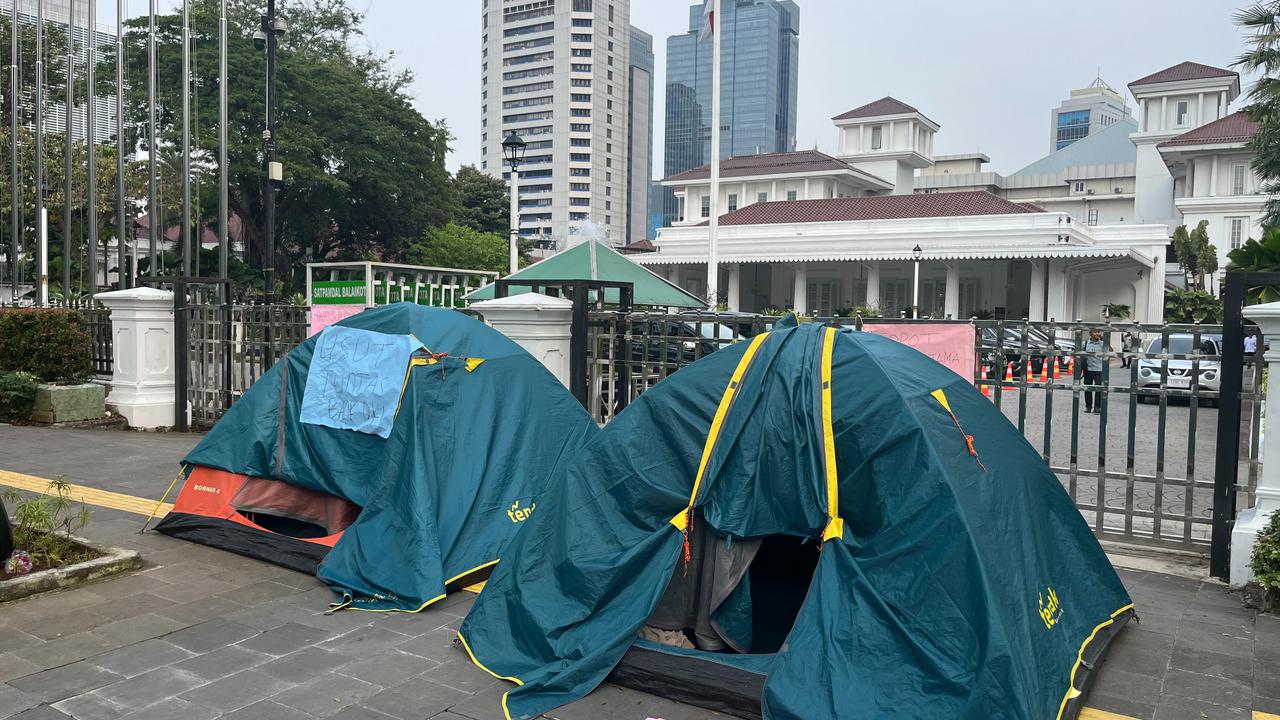 Potret Demonstran Gelar Tenda Depan Balai Kota Jakarta Protes Buruknya Pelayanan Bank DKI