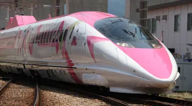 Perusahaan West Japan Railway memamerkan kereta cepat Shinkansen yang dihiasi dengan tokoh populer Hello Kitty di Prefektur Fukuoka, 25 Juni 2018. Warna merah muda terlihat mendominasi setiap sudut dan sisi kereta. (AFP/West Japan Railway/Handout)