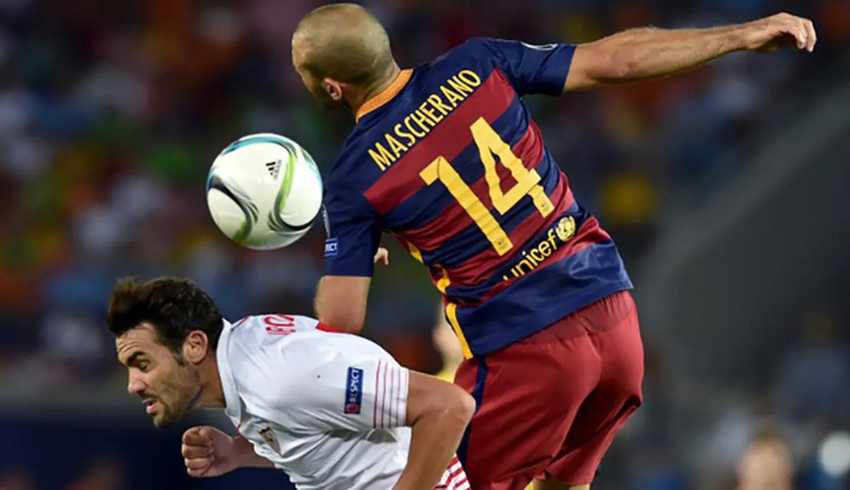 Pemain Barcelona, Javier Mascherano duel udara dengan pemain Sevilla, Vicente Iborra pada laga UEFA Super Cup di Tbilisi, Georgia, Selasa (11/8/2015). Bercelona menang 5-4 atas Sevilla. (AFP Photo/Kirill Kudryavtsev)