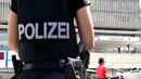 Seorang polisi berdiri di depan rumah sakit pascapenembakan di sisi barat daya ibu kota Jerman, Berlin, Selasa (26/7). Pelaku penembakan yang merupakan pasien rumah sakit itu bunuh diri setelah menembak mati seorang dokter. (Tobias Schwarz/AFP)