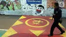 Warga melintasi Jalur Khusus pejalan kaki di Jalan Teladan, Cipete, Jakarta, Rabu (6/11/2019). Jalur yang letaknya bersebelahan dengan Stasiun MRT Cipete Raya tersebut dikhususkan untuk pejalan kaki dan pesepeda. (Liputan6.com/Johan Tallo)