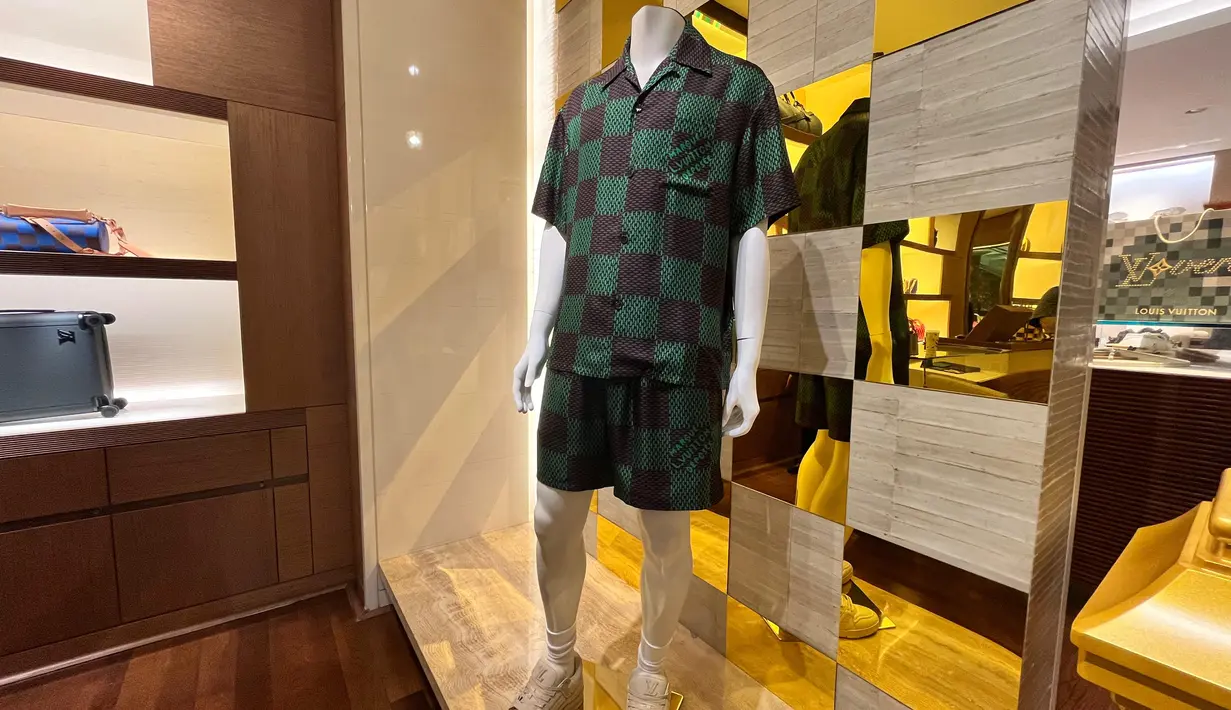 Pengunjung dapat merasakan bertapa Pharrell Williams mencurahkan jiwa dan konsep kreatif yang matang. Ruang imersif dibayangkan sebagai ruang fisik bingkai untuk filosofi LVERS ala Pharrell Williams. Ini adalah gagasan apik dari Louis Vuitton sebagai komunitas global yang beragam
dihubungkan oleh kecintaan yang sama terhadap nilai-nilai kreativitas. [ Foto: Fimela.com ]