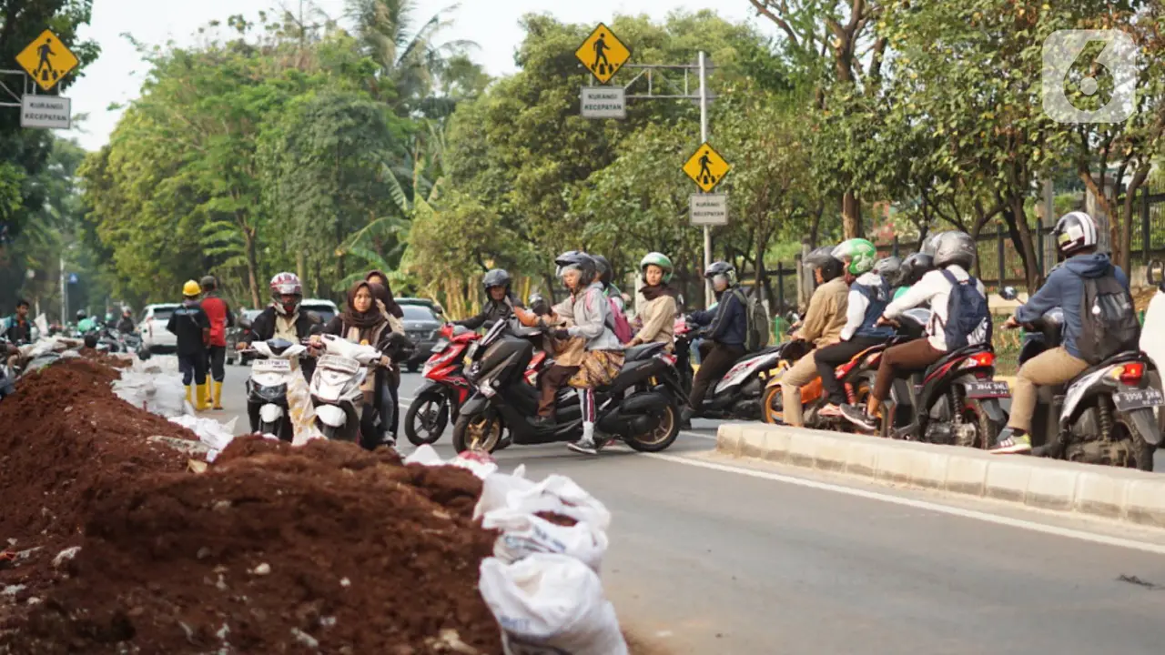 Minim Pengawasan, Pemotor Bebas Lawan Arah di Lenteng Agung