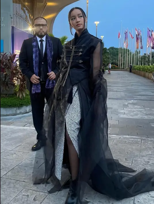 Sang rookie berbakat, Widuri terlihat menawan dengan kebaya janggan tanpa lengan dari Sejauh Mata Memandang, dipadukan dengan outer tulle panjang dan rok batik dengan detail high slit warna putih. [@widuri.puteri].
