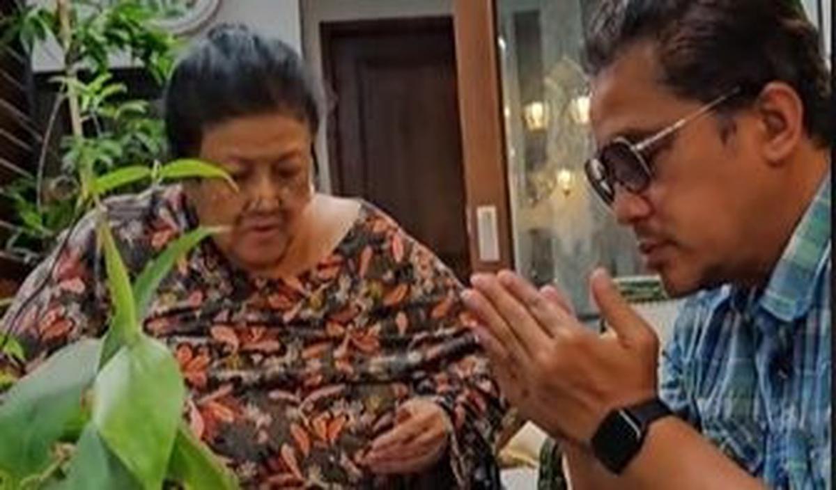 Momen tersebut diambil ketika Dede telah selesai memantau penghitungan suara cepat quick count usai pemilihan.