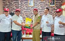 PMI Jatim Salurkan Rp10 Juta dan 180 Paket Sembako, Wujud Solidaritas Bantuan Gempa Sapudi Sumenep