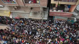 Sejumlah orang menggotong jenazah korban kerusuhan yang akan dimakamkan di New Delhi, India, Sabtu (29/2/2020). Jumlah korban tewas dalam aksi kekerasan komunal di New Delhi bertambah menjadi 42 orang. (Xinhua/Javed Dar)