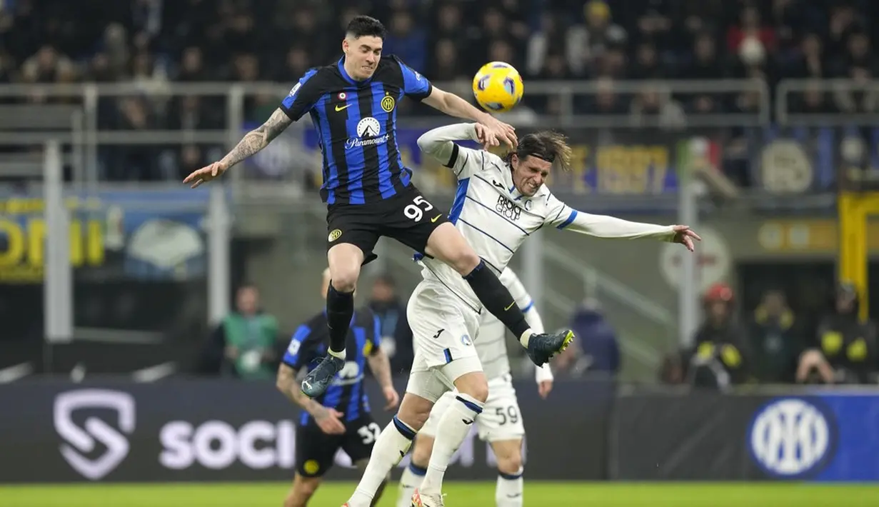 Pemain Inter Milan, Alessandro Bastoni, duel udara dengan pemain Atalanta, Hans Hateboer, pada laga Liga Italia di Stadion Giuseppe Meazza, Kamis (29/02/2024). Dengan hasil ini, Inter sekarang mengemas 69 angka dari 26 laga. Mereka makin memperkokoh posisinya di pucuk klasemen sementara Liga Italia 2023/2024. (AP Photo/Antonio Calanni)