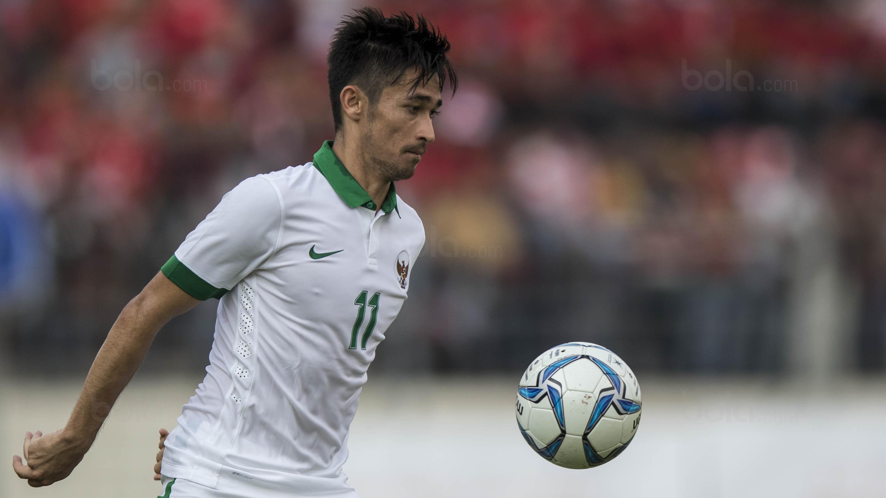 Bek Timnas Indonesia, Gavin Kwan, mengontrol bola saat melawan Timor Leste pada laga SEA Games di Stadion MPS, Selangor, Minggu (20/8/2017). Indonesia menang 1-0 atas Timor Leste. (Bola.com/Vitalis Yogi Trisna)