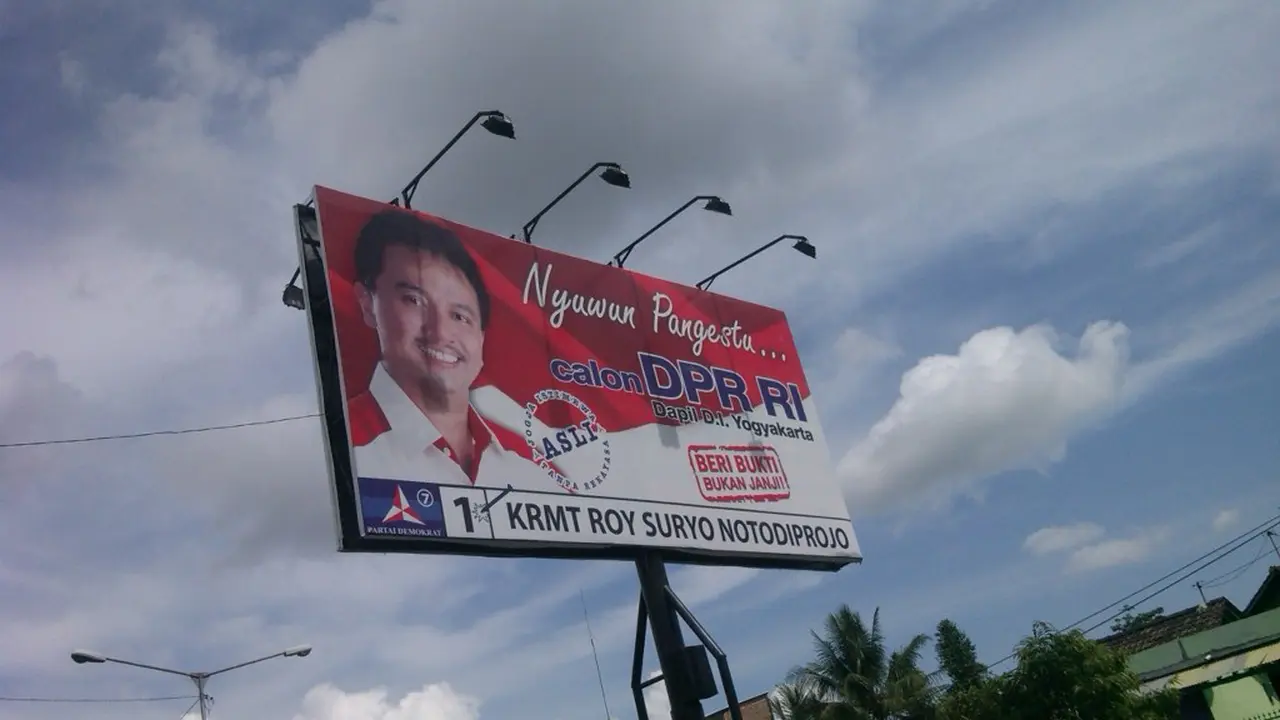 Baliho Roy Suryo