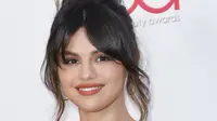 Aktris Selena Gomez tersenyum saat menghadiri Hollywood Beauty Awards 2020 di The Taglyan Complex di Los Angeles, California (6/2/2020). Selena Gomez tampil dengan sepatu hak tinggi langit perak dan beberapa cincin di jarinya. (AFP Photo/Tibrina Hobson)