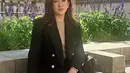 Blazer dengan kancing emas juga hadirkan kesan gaya timeless yang tak terbantahkan. [Foto: Instagram/ Fifi Aleyda Yahya]