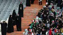 Polisi wanita (kiri) mengawasi para wanita saat menyaksikan laga kualifikasi Piala Dunia 2022 antara Iran dengan Kamboja di Stadion Azadi, Teheran, Iran, Kamis (10/10/2019). Antusiasme wanita Iran untuk menikmati momen bersejarah itu benar-benar besar, apalagi negaranya 14-0. (AP Photo/Vahid Salemi)