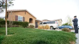 Sebuah rumah dimana 13 anak ditemukan kurang gizi dan dirantai oleh sepasang suami istri di Perris, California, Senin (15/1). Polisi menemukan enam anak-anak dan tujuh orang dewasa dirantai di empat kamar gelap dan berbau (Sandy Huffaker/Getty Images/AFP)