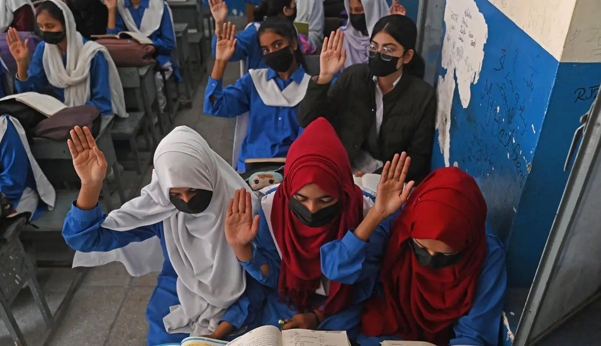 Sebelumnya, selama hampir dua pekan, pemerintah kota Lahore menutup seluruh sekolah-sekolah dari aktivitas pembelajaran tatap muka dan mengalihkannya ke daring atau online. (Arif ALI/AFP)