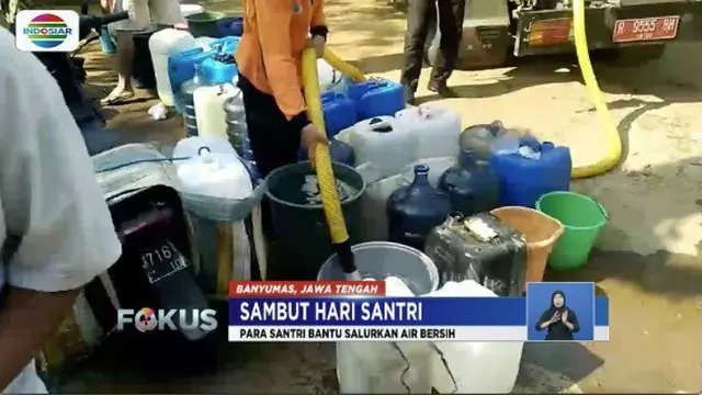 Sejumlah santri di Banyumas, Jawa Tengah bantu masyarakat yang kesulitan dapatkan air bersih.