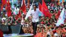 Capres 01 Joko Widodo berlari menyapa pendukungnya saat kampanye terbuka di Banyumas, Jawa Tengah, Kamis (4/4). Dalam kampanye tersebut Jokowi mengajak para pendukung untuk memerangi hoax dan memenangkan pasangan no urut 01 Jokowi-ma'ruf di banyumas.(Liputan6.com/Angga Yuniar)