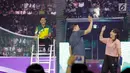 Legenda bulutangkis Indonesia, Alan Budikusuma dan Susi Susanti tertawa lepas saat bertanding melawan artis Ricky Harun dan Ria Ricis di Konser Energi Asian Games 2018 di Studio 6 Indosiar, Jakarta, Kamis (8/3). (Liputan6.com/Faizal Fanani)