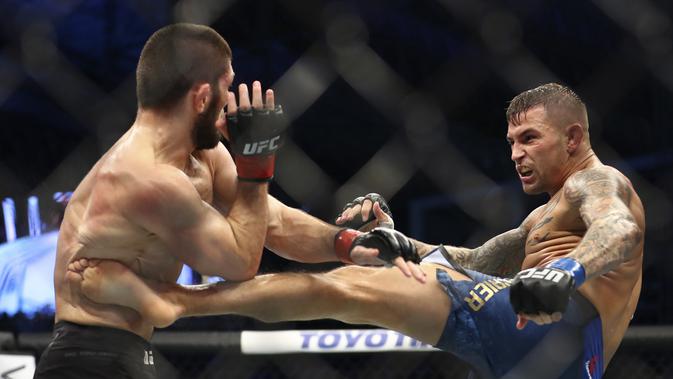 Khabib Nurmagomedov berusaha menghadang tendangan Dustin Poirier dalam pertarungan UFC 242 di Mal Yas di Abu Dhabi, Uni Emirat Arab (7/9/2019). emenangan dari Dustin membuat rekornya masih sempurna. Dari 28 kali turun laga di UFC, Khabib belum tersentuh kekalahan. (AP Photo/ Mahmoud Khaled)