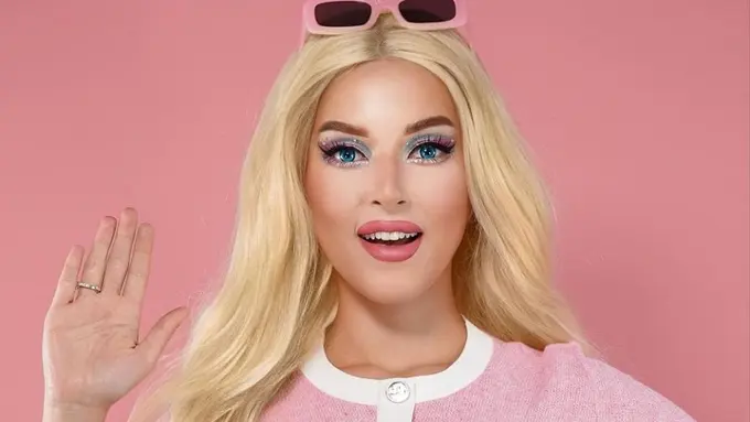 Tasya Farasya Cosplay Jadi Barbie