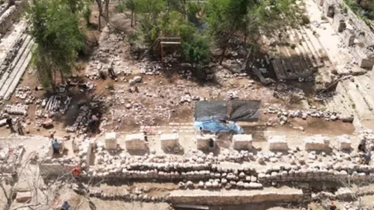 Istana ini ditemukan di zona arkeologis Kabah, sebuah pemukiman pra-Hispanik yang terletak di wilayah Puuc, negara bagian Yucatán, selatan kota modern Mérida.