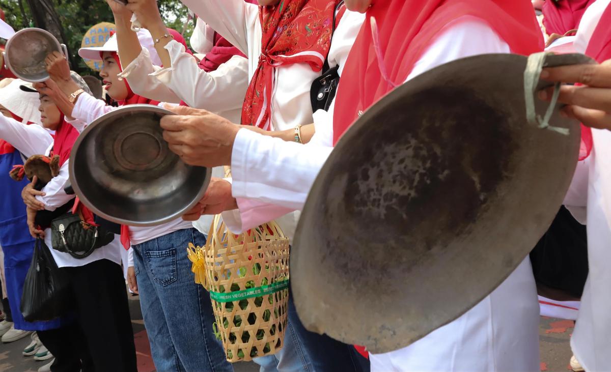 FOTO:  Aksi  Unjuk Rasa di Patung Kuda Dukung Kelanjutan Program Makan Bergizi Gratis