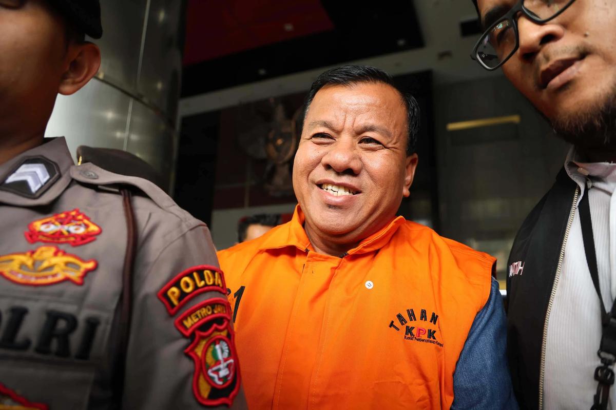 FOTO: KPK Tahan Bupati Kuansing Terkait Dugaan Suap Sekda
