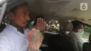 Musikus I Gede Ary Astina alias Jerinx memasuki mobil saat akan meninggalkan Polda Metro Jaya, Jakarta, Sabtu (14/8/2021). Polisi memulangkan Jerinx yang sudah menjadi tersangka kasus pengancaman usai bermediasi dengan pengiat sosial Adam Deni. (Liputan6.com/Herman Zakharia)