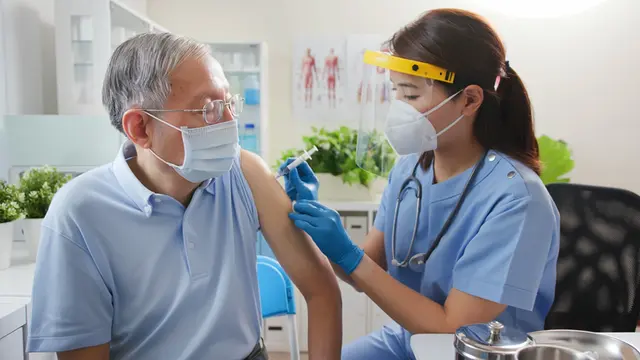 interval vaksin lansia