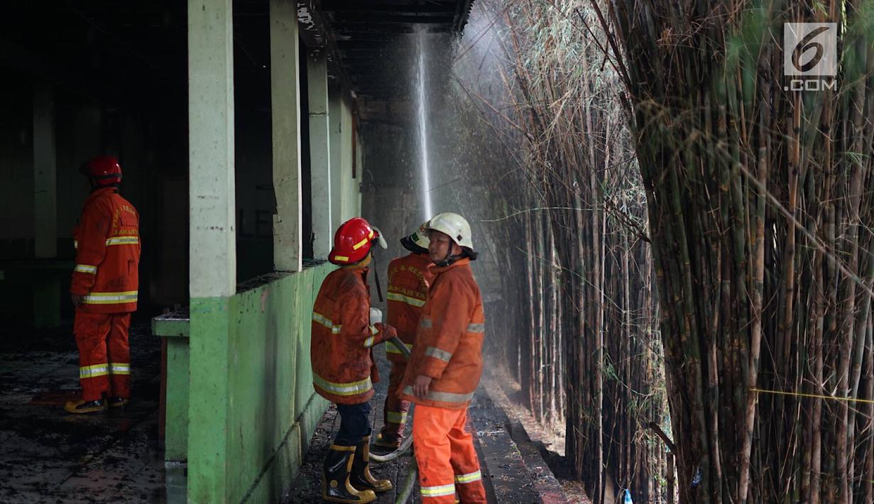 Petugas berusaha memamkan api yang membakar area kantin kampus Institut Ilmu Sosial dan Ilmu Politik (IISIP), Jakarta, Sabtu (24/8/2019). Api diduga berasal dari hubungan pendek arus listrik. (Liputan6.com/Immanuel Antonius)