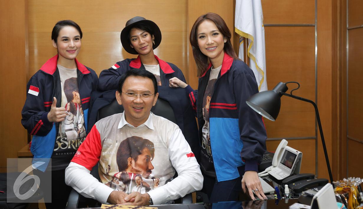 Gubernur DKI Jakarta Basuki Tjahaja Purnama berpose dengan pemain film 3 Srikandi di Balai Kota, Jakarta, Selasa (19/7). Film 3 Srikandi melakukan promo ke kantor Gubernur DKI Jakarta untuk menonton bareng bersama. (Liputan6.com/Herman Zakharia)