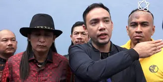 Sandy Tumiwa menuntut hak asuh anak dari tangan Tessa Kaunang.