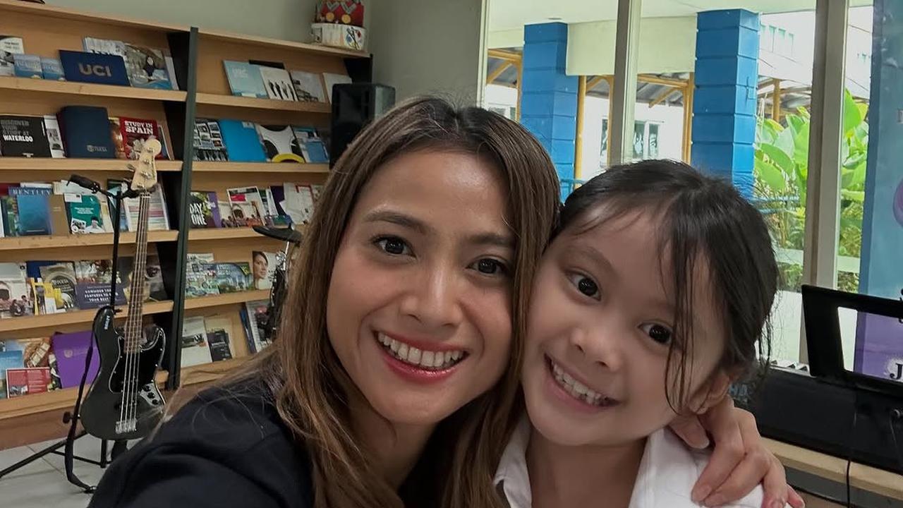 Potret Bridgia Anak Acha Septriasa Nyanyi di Sekolah Sempat Foto Bareng dengan sang Bunda